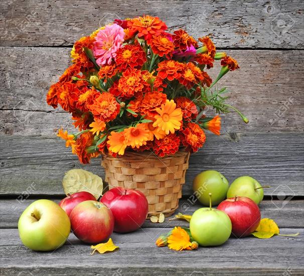    Kuferek różności - 54587752-bouquet-of-autumn-flowers-is-with-apples-on-an-old-wooden-background.jpg